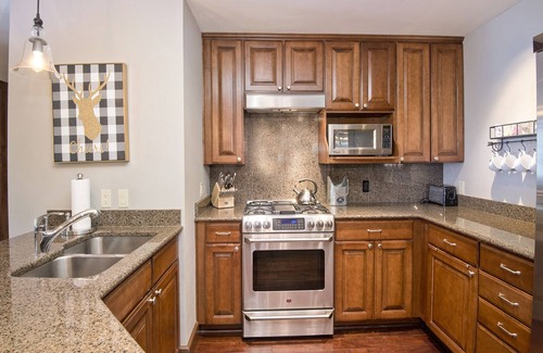 Avon Condo | 2BR Condo w/AC, Pool, Hot Tub, Free Ski Shuttle to Vail & BC