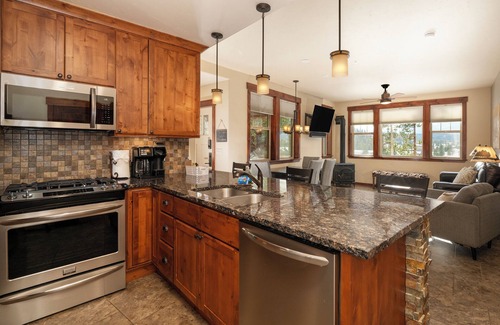 Fraser Condo | 2BR condo w/deck & fireplace near slopes