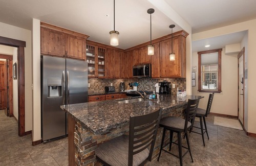 Fraser Condo | 2BR condo w/deck & fireplace near slopes