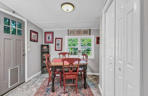Rosewood House | 2BR Cottage - Minutes from USC