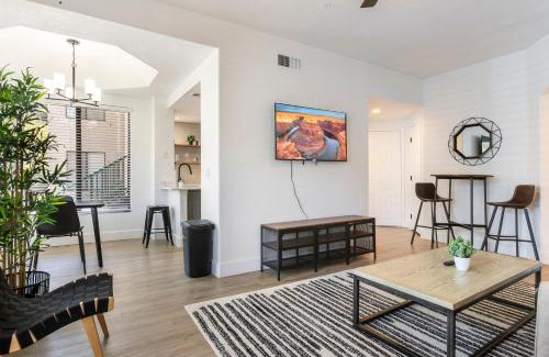 Kierland Apartment | 2BR CozySuites at Kierland Commons with pool #03