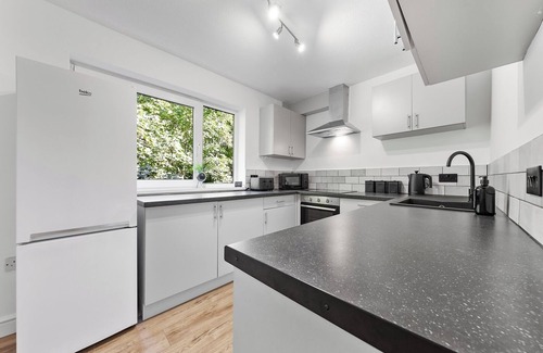 Luton Apartment | 2BR flat, Free parking, Close to Airport & Centre