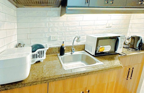 669 Ermita Condo | 2BR Gem in MNL w/Pool, Fast WiFi, Netflix Near Luneta US Embassy & Intramuros