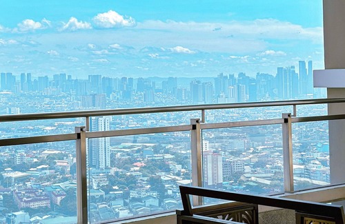 669 Ermita Condo | 2BR Gem in MNL w/Pool, Fast WiFi, Netflix Near Luneta US Embassy & Intramuros