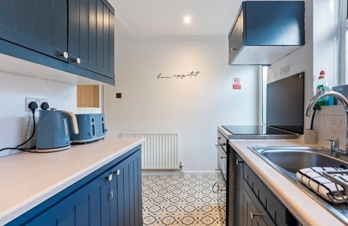 Newton St Loe House | 2BR Hideaway w/Private Hot Tub & Bath Haven