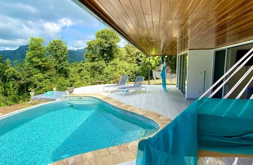 Portalon House | 2BR Jungle Villa with Infinity Pool and Manual Antonio Ocean Views