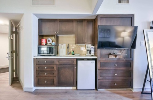 Oro-Medonte Apartment | 2BR King Suite Pool Sauna Heated Pool