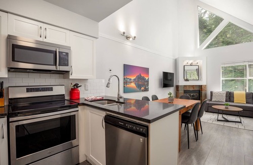 Blackcomb Condo | 2BR + Loft | Wildwood Lodge | Near Gondola | Hot Tub & Pool | Private Patio | Parking