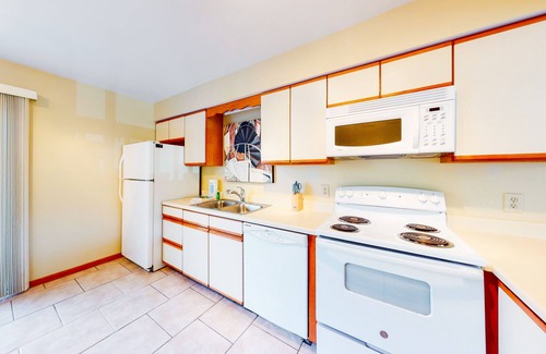 Sea Acres House | 2BR | Pool | Deck | Tennis | W/D