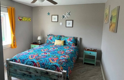 Aransas Pass Cottage | 2BR Private Cottage, Free Parking & WiFi, Pets OK
