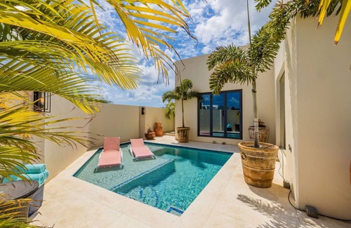 Washington House | 2BR Private Pool ~ OutdoorDining ~ Amazing Gardens
