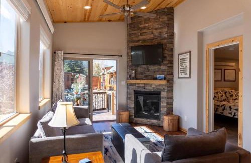 Breckenridge House | 2BR Riverside Cabin Near Trails with Hot Tub Access