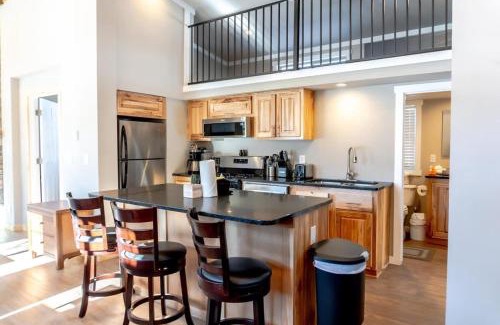 Breckenridge Ski Chalet | 2BR Riverside Chalet Near Trails