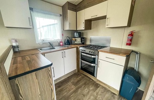 Clacton-on-Sea Cabin | 2br-sleeps6-wifi-freeparking-holidaypark