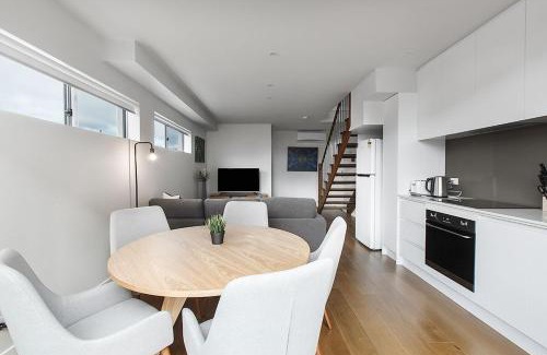 Moonee Ponds Apartment | 2BR Split Level with FREE Parking Near Puckle St