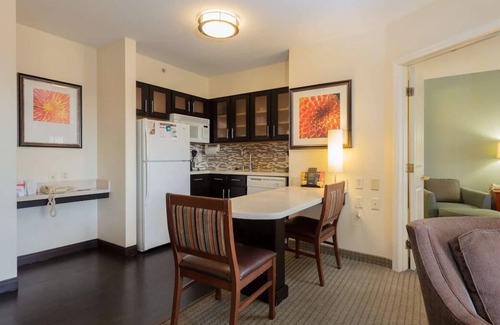 Anaheim Resort Resort | 2BR Suite Ideal for Families seeking Disney Magic! Pets Allowed, Free Breakfast