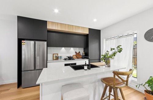 Bellfield House | 2BR townhouse by North land shopping centre Melbourne