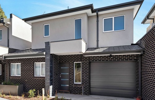 Bellfield House | 2BR townhouse by North land shopping centre Melbourne