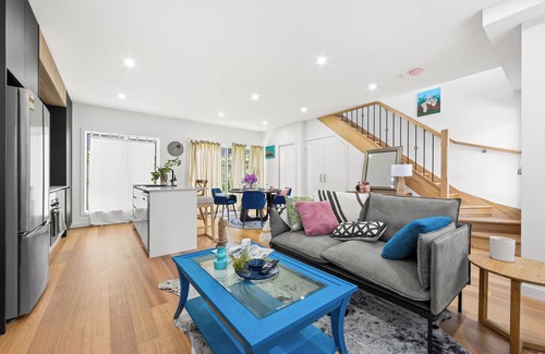 Bellfield House | 2BR townhouse by North land shopping centre Melbourne
