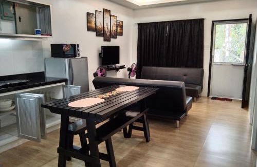 Nasugbu House | 2BR townhouses good for 12pax each & NETFLIX & 100Mbps WIFI & pool resort 2min walk & 3km outside Pico de Loro Cove & Calayo Cove - with Endorsement for Pico de Loro Cove good for 7 days & Boat-Tour & Island Hopping assistance