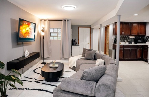 Cragin House | 2BR Traveler`s Favorite Modern and Clean