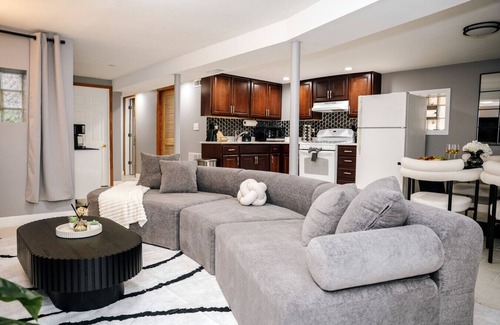 Cragin House | 2BR Traveler`s Favorite Modern and Clean