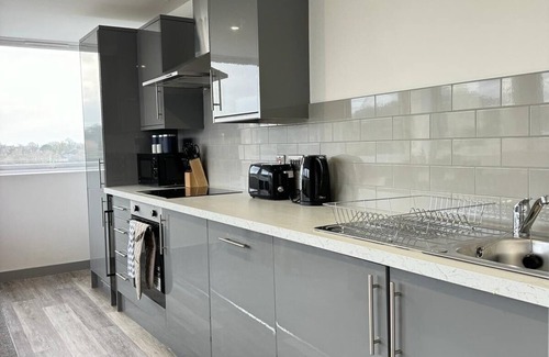 Yeadon Apartment | 2BR w/views WiFi & parking