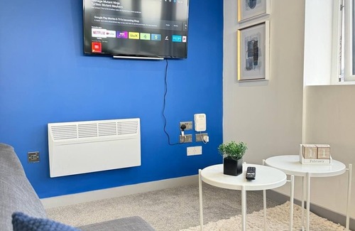 Yeadon Apartment | 2BR w/views WiFi & parking