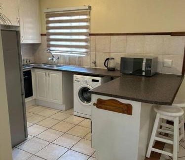 Die Hoewes Apartment | 2c - 4 No load shedding 2bed 2bath with garden