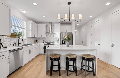 East MLK House | 2Home 9BR - 2 Heated Pools, Fire Pit + Epic Murals