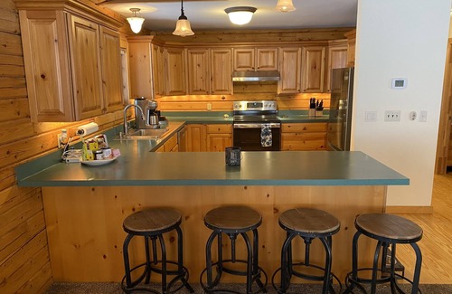 Harbor Springs Cabin | 2k, Luxury log cabin, close to all the fun, no fees! 3 bd 2.5 bath