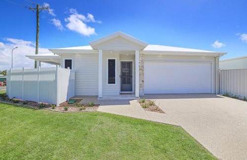 Bargara House | 2min walk to Esplanade - Perfect Bargara Escape