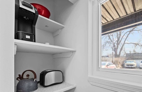 Mount Clemens Apartment | 2nd Floor, Corner unit ft. King Bed + Workspace