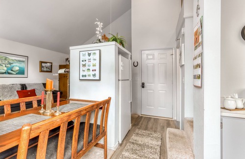 Sunriver Apartment | 2nd-floor studio condo with pool - near shopping & restaurants