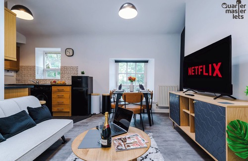Birkenhead Apartment | 2x Bedroom Penthouse (Sleeps 5x)