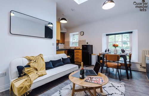 Birkenhead Apartment | 2x Bedroom Penthouse (Sleeps 5x)