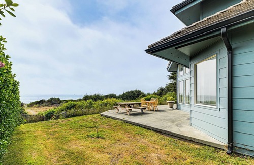 Smith River Cottage | 3-acre Property: Beachfront Home in Smith River!