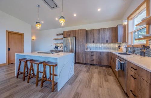 Lincoln City House | 3 bd 3 ba and Bunks - Blue Door Retreat - New in 2024