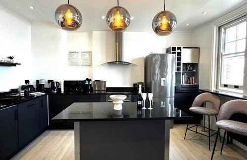 Canary Wharf Apartment | 3 Bdm Flat w/HotTub and RoofTop