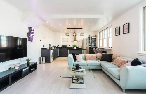Canary Wharf Apartment | 3 Bdm Flat w/HotTub and RoofTop