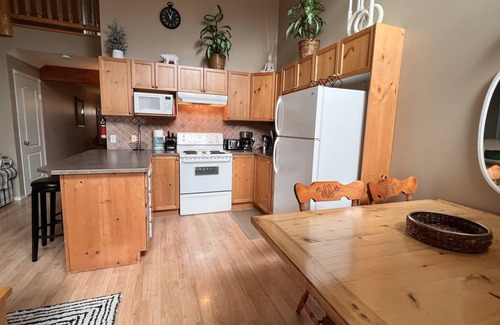 East Kootenay House | 3 BDR + 2 Full BR incl Loft | 5 mins from Ski Hill & Town! | 360 Mountain views!