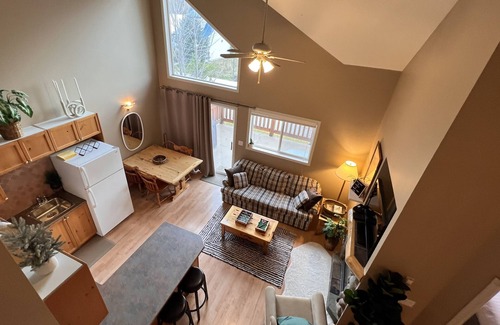 East Kootenay House | 3 BDR + 2 Full BR incl Loft | 5 mins from Ski Hill & Town! | 360 Mountain views!