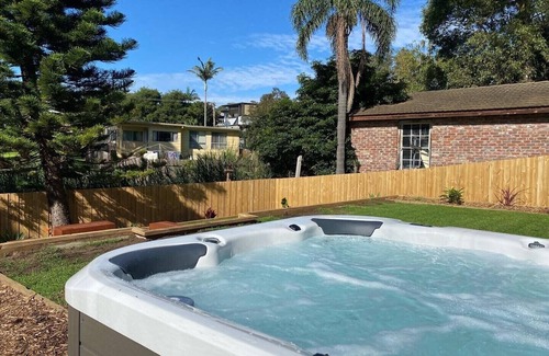 Malua Bay House | 3 BDR house with spa, walking distance to Malua Bay beach