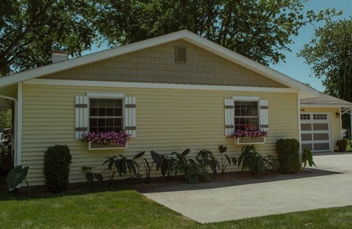 Syracuse House | 3-bdrm, step-free house, lake channel, 5 kayaks, paddleboat, grill and more!
