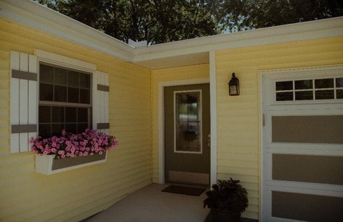 Syracuse House | 3-bdrm, step-free house, lake channel, 5 kayaks, paddleboat, grill and more!