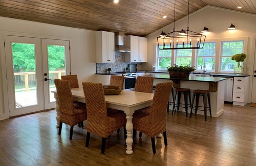 Three Oaks House | 3 bed/2 bath designer home 100 steps to Journeyman! Just 30 mins to Notre Dame!