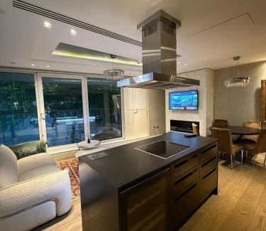 West Kensington Apartment | 3 Bed 2 Bath Luxury Apartment in Kensington