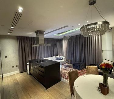 West Kensington Apartment | 3 Bed 2 Bath Luxury Apartment in Kensington