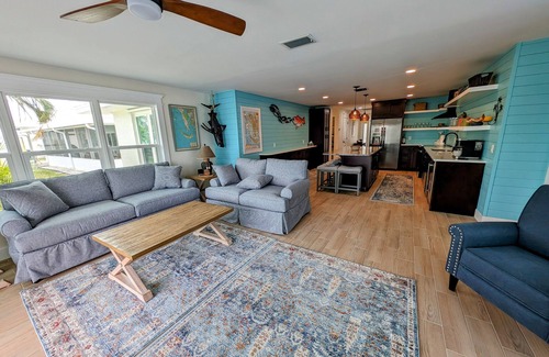 Saint James City House | 3 Bed 2 Bath on Deep Canal 5 minutes to channel CLEAN & NICE. New boat hoist