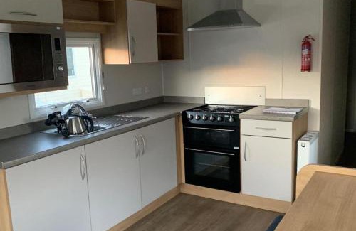 Dymchurch House | 3 Bed Cabin - Sleeps 8 - Wifi Free Parking Pets